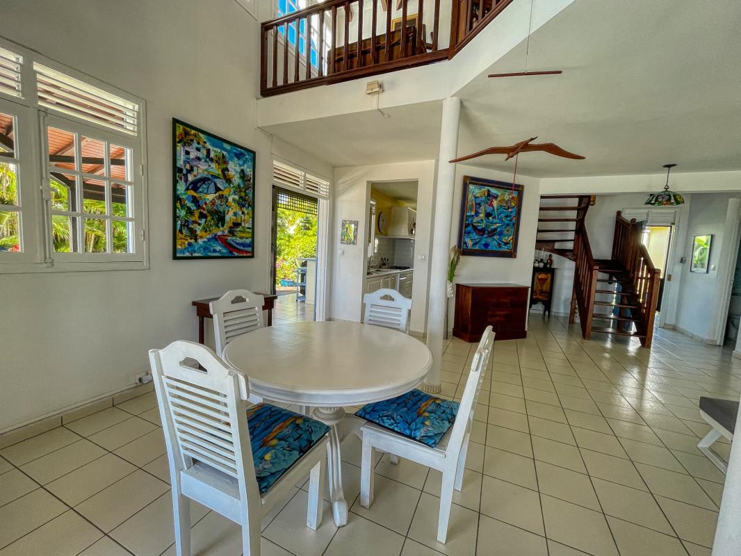 A louer villa 4 chambre 8 personnes piscine vue mer secteur Dampierre Le Gosier Guadeloupe - salle a manger